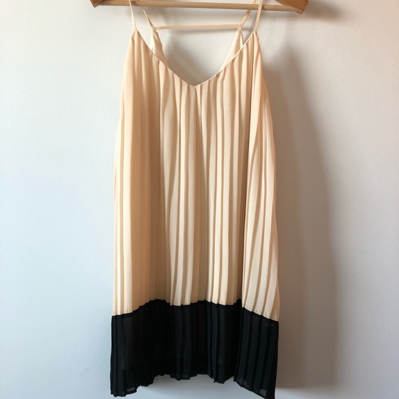 So to Speakeasy Beige and Black Dress - Picture 7 of 7